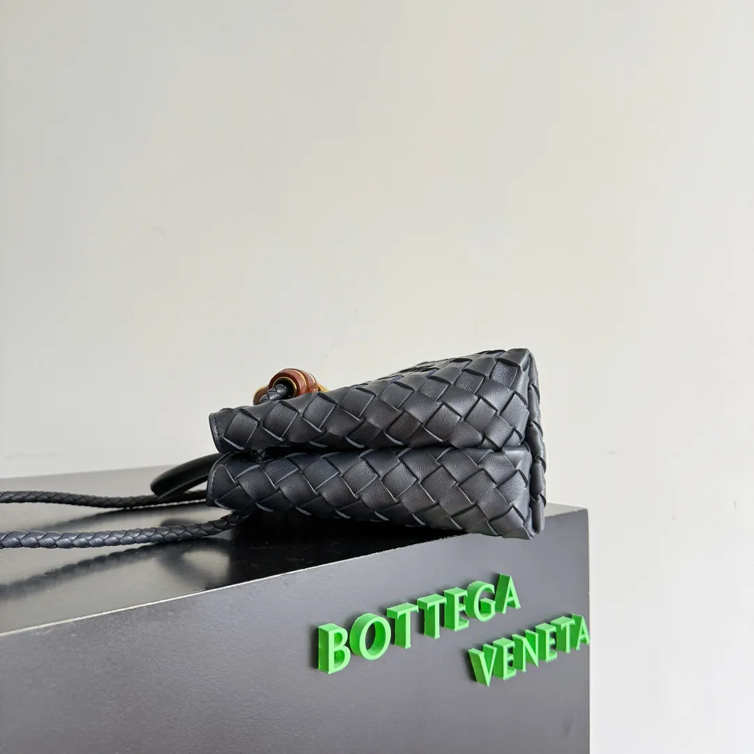 The new Andiamo batch of 3060 BV is shipped‼ ️The classic intercciato weaving process is used to create a soft bag, the metal knot is made of micro-cast aluminum using jewelry technology🪢, and the decorative beads are made of metal and hand-polished oak, allowing you to jump repeatedly between elegance and fun💃, making it unpredictable. Classic and versatile, it shows off your temperament, and the bag has a large capacity, making it very convenient for daily commuting! It has a variety of carrying methods, the shoulder straps can be adjusted by yourself, the original lambskin feels soft and delicate, and the unisex style breaks gender boundaries and brings a more practical and long-lasting use experience. The Andiamo, which has both elegant and casual styles, perfectly interprets the "fashionable old money style". Style number: 743568+wood hardware Color: space blue gold buckle Size: 25*22*10.5cm